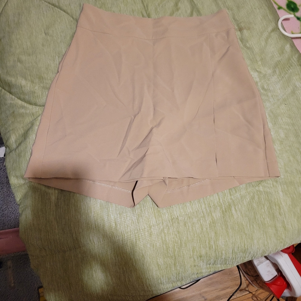 Tan skort